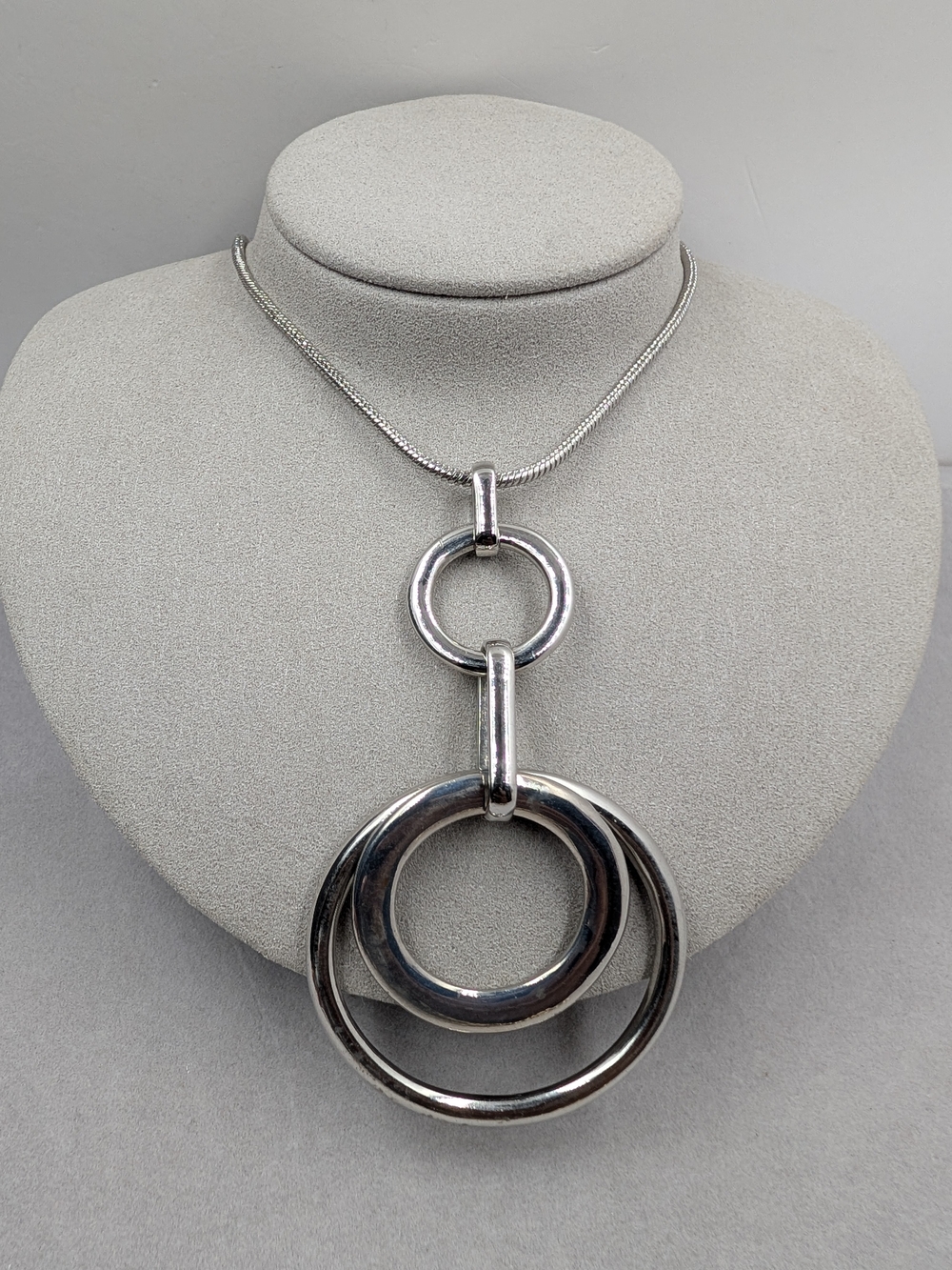 Silver Tone Oversized Concentric Circle Statement Pendant Necklace | 0835